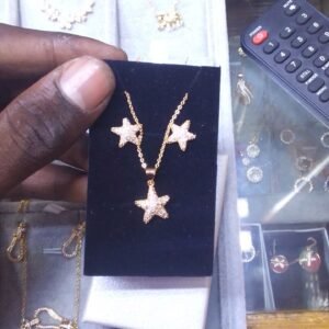 Bijoux chaîne et boucles d’oreilles