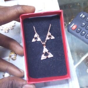 Bijoux chaîne et boucles d’oreilles