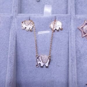 Bijoux chaîne et boucles d’oreilles