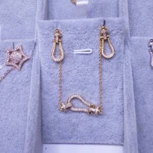 Bijoux chaîne et boucles d’oreilles