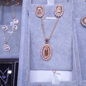Bijoux chaîne et boucles d’oreilles
